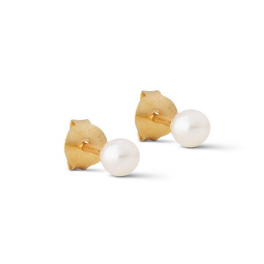 Coco øreringe fra Enamel Copenhagen i 18 karat forgyldt sølv med 4 mm hvide perler.